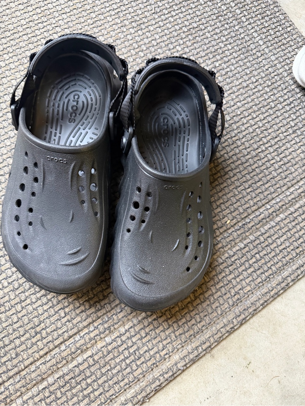 CROCS UNISEX Classic Foam Clogs in Black with Heel Strap - Picture 2 of 5